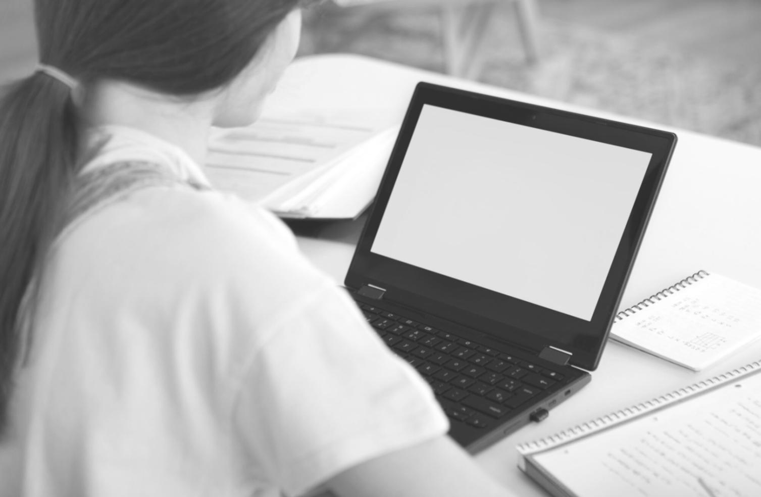 Finanzplanung Arbeitsplatz mit Dokumenten und Taschenrechner